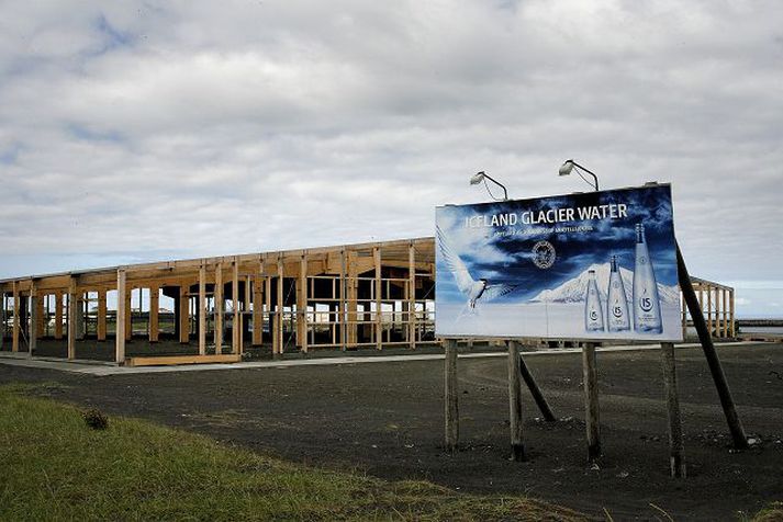 Framkvæmdir við vatnsverksmiðju Iceland Glacier Products stóðu yfir í sumar og reis þá límtrésgrind hússins. Fréttablaðið/pjetur