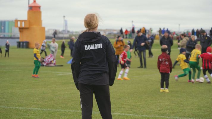 Dómarar á knattspyrnumótum eru stundum ungir. Til að mynda á Norðurálsmótinu á Akranesi.