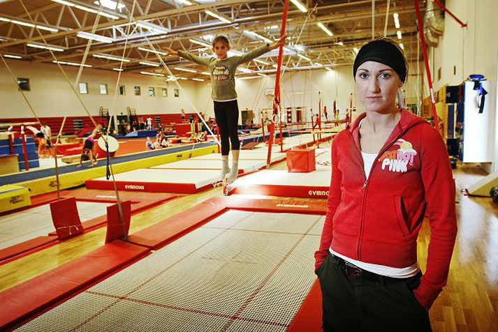 Ása Inga Þorsteinsdóttir, fimleikaþjálfari hjá Gerplu í Kópavogi kennir krökkum hvernig á að umgangast garðatrampólín á öruggan hátt.