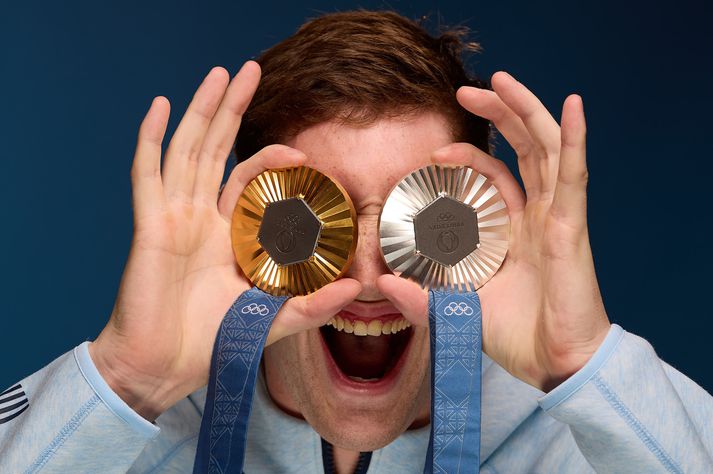 Hunter Armstrong með Ólympíuverðlaunin tvö sem hann vann á leikunum í París en hann hefur unnið gullverðlaun á tveimur síðustu Ólympíuleikum.