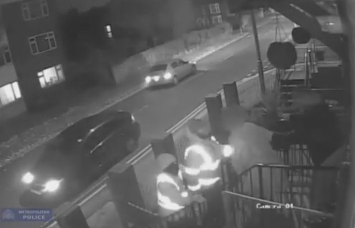 Ræningjarnir hlupu á eftir hjónunum þegar þau voru að ganga inn í íbúð sína í London.