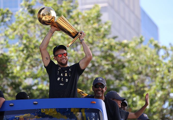 Curry hefur tvisvar sinnum orðið NBA-meistari með Golden State Warriors.