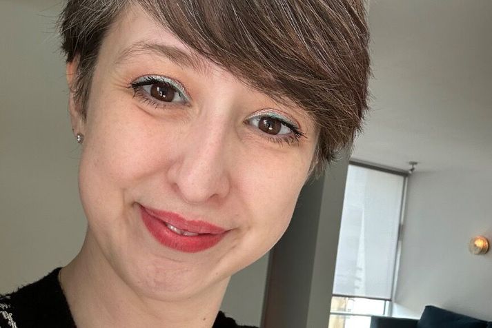 Leikskólastjórinn Erna Agnes er í skýjunum með gráa hárið sitt.