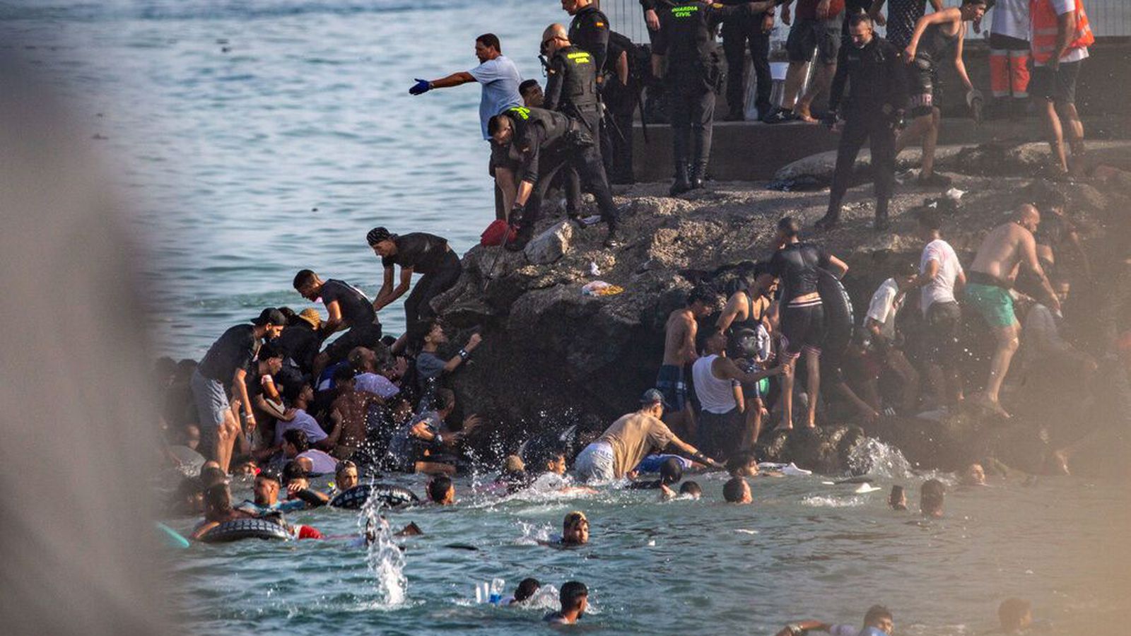 Þúsundir hælis­leit­enda synt til Ceuta á nokkrum klukku­stundum