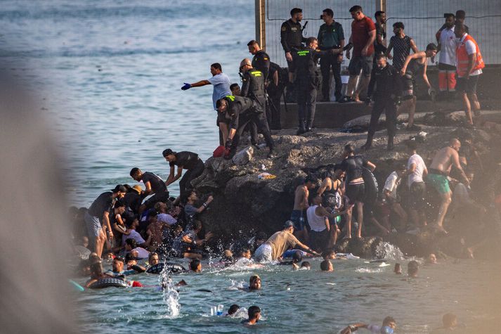 Þúsundir manns hafa synt til Ceuta frá Marokkó á aðeins nokkrum klukkustundum.