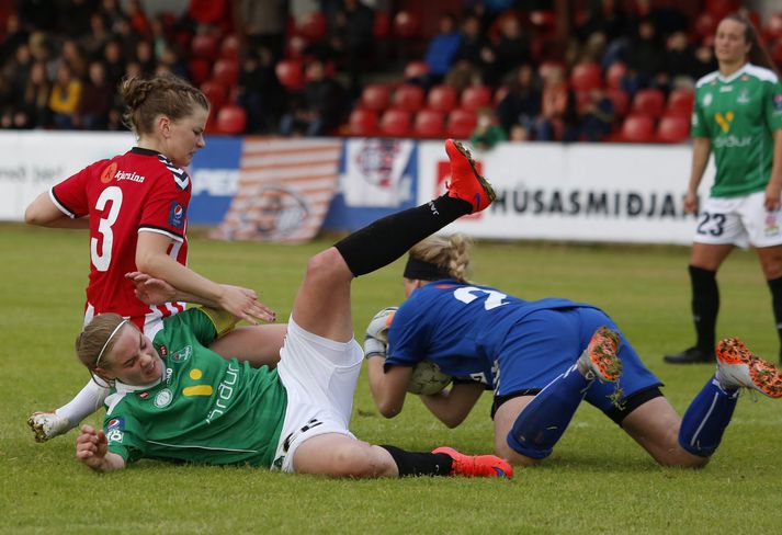 Rakel Hönnudóttir, fyrirliði Breiðabliks, í leiknum á móti Þrótti í kvöld. Mckenzie Sauerwein og Eva Bergrín Ólafsdóttir höfðu betur þarna.