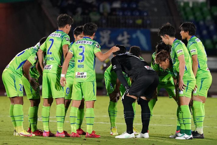 Leikmenn japanska fótboltaliðsins Shonan Bellmare hópa sig saman fyrir leik liðsins í október.