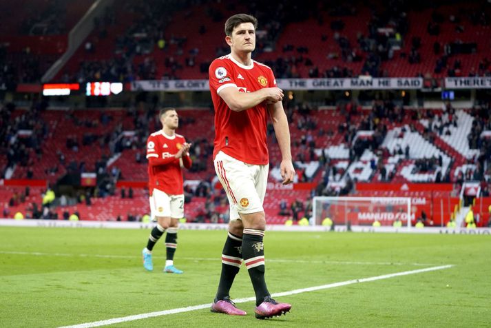 Harry Maguire, fyrirliði Manchester United, gengur af velli eftir jafnteflið á móti Leicester City á Old Trafford um helgina.