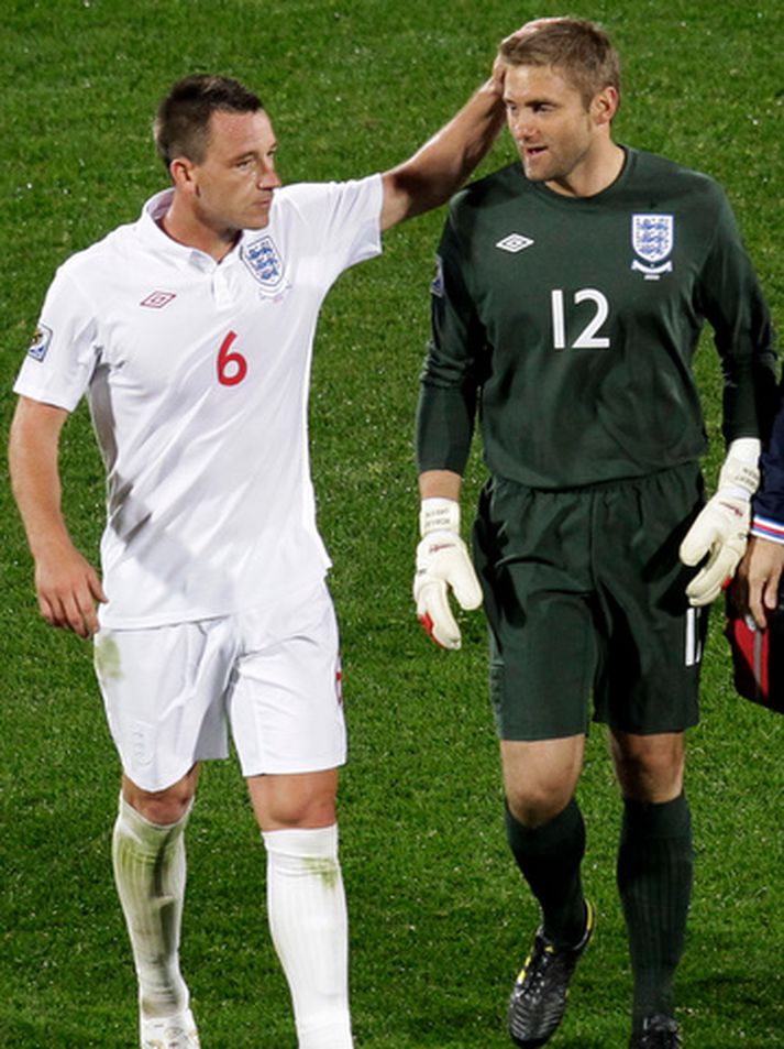 John Terry hughreystir Robert Green í leikslok.