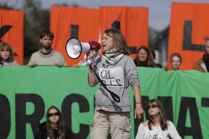 Greta Thunberg mundar gjallarhornið á mótmælum aðgerðasinna við norska olíuhreinsistöð í Mongstad.