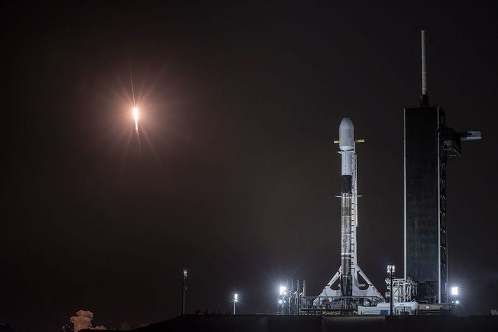 Frá geimskoti SpaceX fyrr í mánuðinum. Hér má sjá eina eldflaug lenda á meðan önnur er klár á skotpalli.