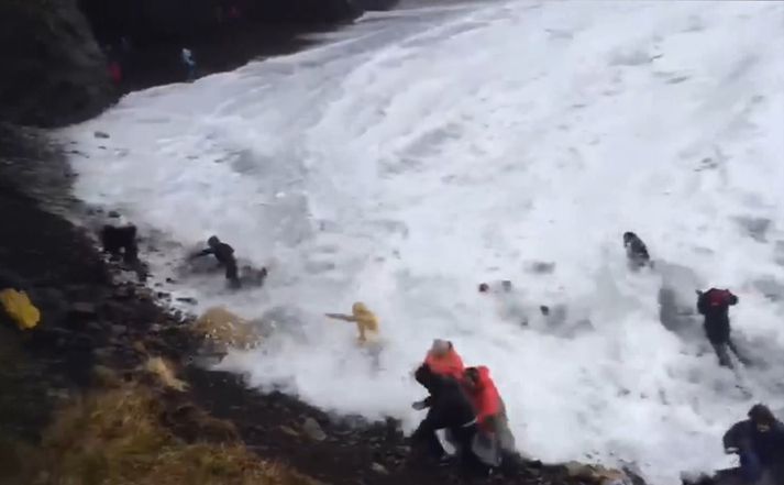 Skjáskot úr myndbandinu sem ferðamaður í hóp Þórólfs tók og sjá má í fréttinni.