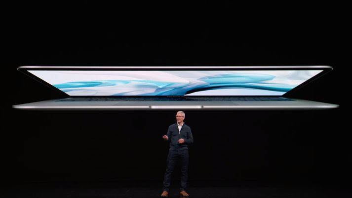 Tim Cook ásamt nýju Macbook Air