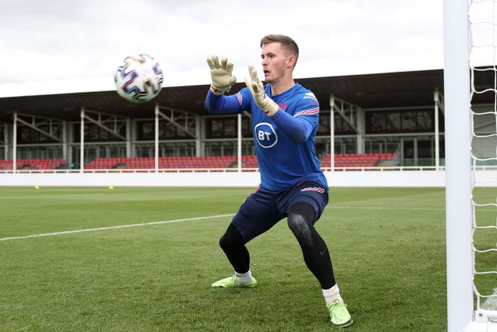 Dean Henderson hefur yfirgefið herbúðir enska landsliðsins og snúið aftur til Manchester United.