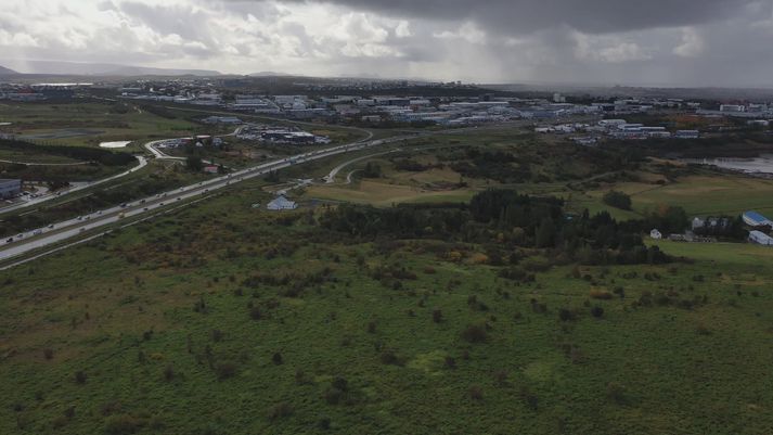 Hér sést hluti af vestari enda væntanlegs byggingarlands með Suðurlandsvegi og hluta Árbæjarhverfis.