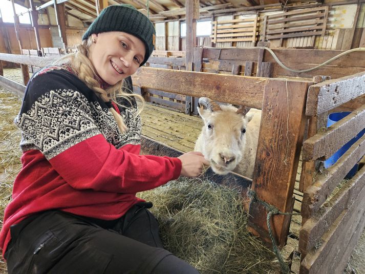 Pálína Axelsdóttir Njarðvík, sauðfjárbóndi í Eystra Geldingaholti með Sunnu sinni.