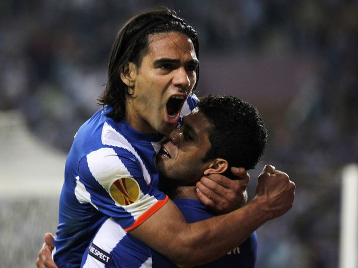 Það stefnir allt í portúgalskan úrslitaleik í Evrópudeildinni en fyrri leikir undanúrslitanna fóru fram í kvöld. Porto vann 5-1 stórsigur á Villarreal og Benfica vann 2-1 sigur á Braga í uppgjöri tveggja portúgalskra liða.

Kólumbíumaðurinn Falcao skoraði fernu í seinni hálfleik í 5-1 sigri Porto á spænska liðinu Villarreal og hefur þar með skorað tólf mörk í keppninni. Hann skoraði fyrsta markið úr víti sem hann fiskaði sjálfur og bætti síðan við mörkum eftir sendingar frá Hulk, Freddy Guarin og James Rodriguez.

Porto vann þarna sinn fimmta leik í röð í keppninni og skoraði fimm mörk í þriðja leiknum í röð því liðið vann 5-1 og 5-2 sigra á Spartak Moskvu í átta liða úrslitunum. Villarreal komst yfir á lokamínútu fyrri hálfleiks en Poto snéri leiknum við með því að skora þrjú mörk á fyrstu 22 mínútunum í seinni hálfleik.

Óscar Cardozo tryggði Benfica 2-1 sigur á Braga þar sem að öll mörkin komu í seinni hálfleiknum.
Falcao var í stuði í kvöld.