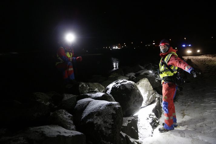 Lögregla og björgunarsvetiri ætla að leita af sér allan grun í Hafnarfjarðarhöfn þar sem skórinn fannst.