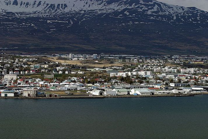 Mennirnir brutust inn í þrjú hús á Akureyri og létu greipar sópa.