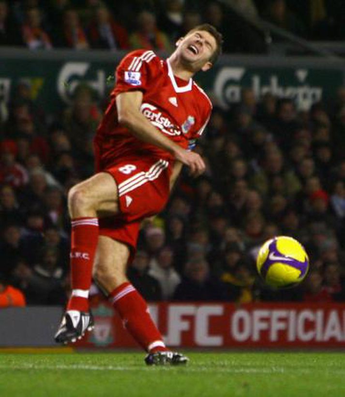 Lýsandi mynd fyrir óheppni Liverpool upp við mark andstæðingana. Steven Gerrard hittir ekki boltann.