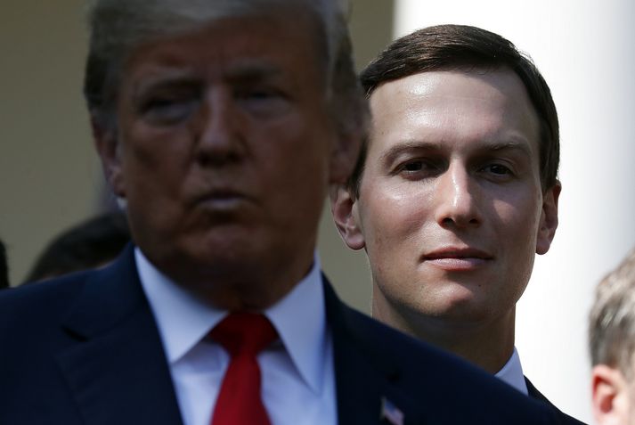 Jared Kushner stendur hér fyrir aftan tengaföður sinn.