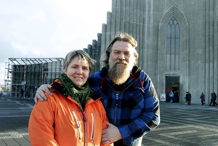 Helena og Kolbeinn við Hallgrímskirkju sem þau sjá um utanhússviðgerðir á um þessar mundir. 