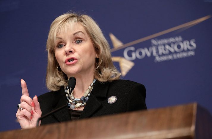 Mary Fallin, ríkisstjóri í Oklahoma, skrifaði undir lög sem heimila notkun efnisins í gær.