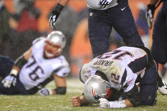 Brady svekktur í snjónum í Denver í nótt.