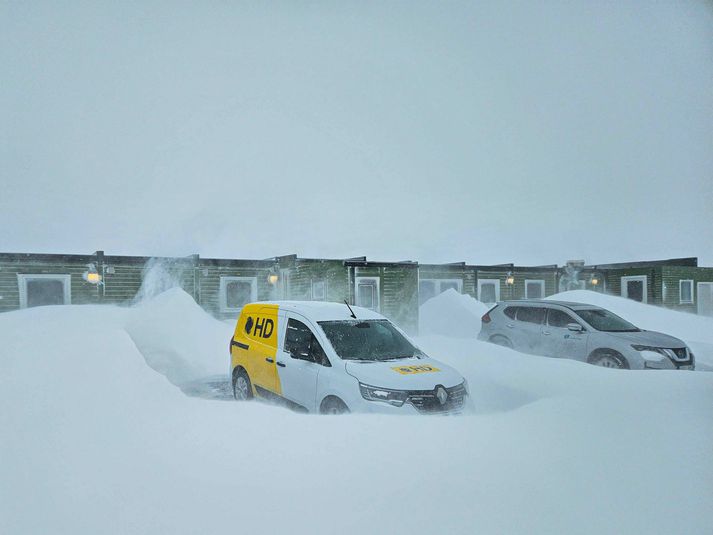 Svona var ásýndin utandyra þegar starfsmenn Landsvirkjunar mættu til vinnu á Þeistareykjum í dag.