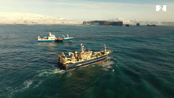 Loðnuskip að veiðum undan Dyrhólaey um miðjan febrúar. Mýrdalsjökull til vinstri.