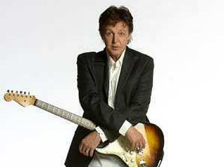 Paul McCartney hefur um annað að hugsa en gítarinn sinn þessa dagana.