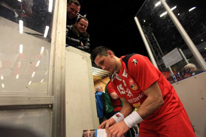 Alexander gefur hér aðdáendum frá Lettlandi eiginhandar áritun eftir leik. Hann er fæddur og uppalinn þar og ekki gleymdur greinilega. Mynd/Valli