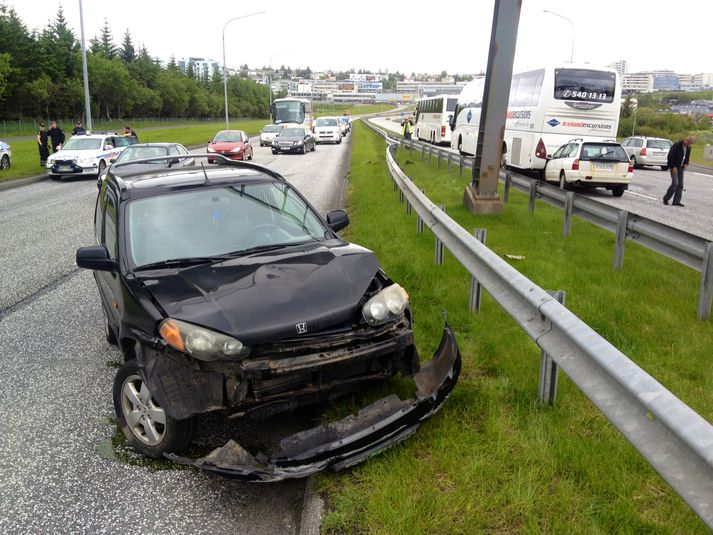 Tafir urðu á umferð vegna óhappsins.