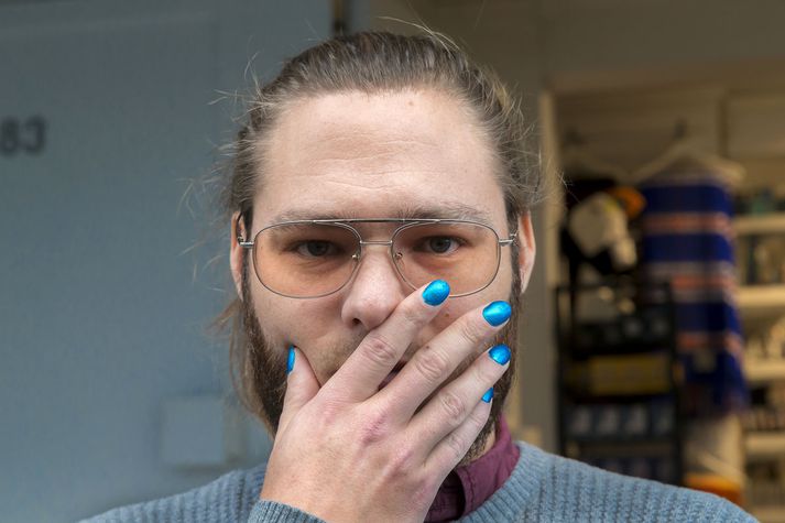 Fagurbláar neglurnar heilla vissulega, enda hefur Kött Grá Pjé hugsað um þær af einstakri natni. 