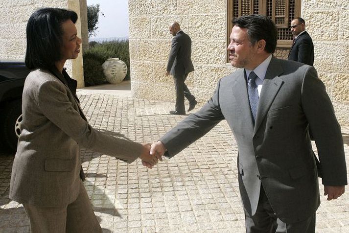 Konunglegar móttökur Abdullah Jórdaníukonungur heilsar Condoleezzu Rice í Amman í gær.