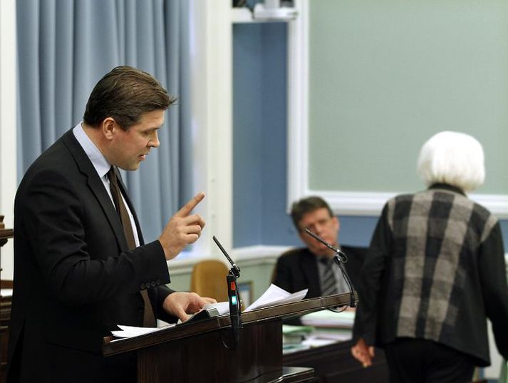 Þingmenn ræddu í gær um áhrif dóms Hæstaréttar varðandi gengislán. Bjarni Benediktsson var gagnrýninn á ríkisstjórnina.