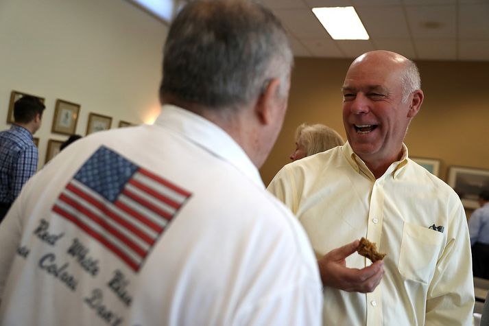 Greg Gianforte, í töluvert betra skapi en þegar hann réðst á blaðamanninn.