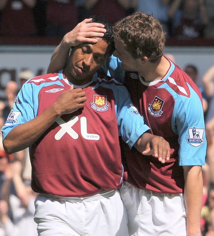Solano fagnar marki í leik með West Ham fyrir tveimur árum síðan.