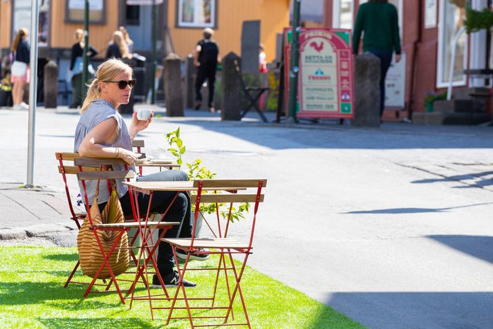 Loksins, loksins var ritað í frægum ritdómi. Og það má segja um veðráttuna í Reykjavík. Loksins horfir til betri tíðar þó varla verði það eins mikil viðvarandi brakandi blíða þau á austur- og norðurlandi hafa notið.