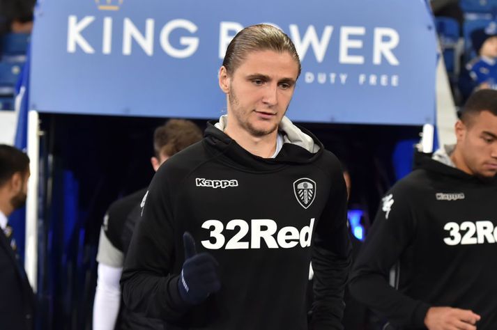 Pawel Cibicki í æfingapeysu Leeds sem á er auglýsing fyrir veðmálasíðu eins og algengt er í enskum fótbolta.