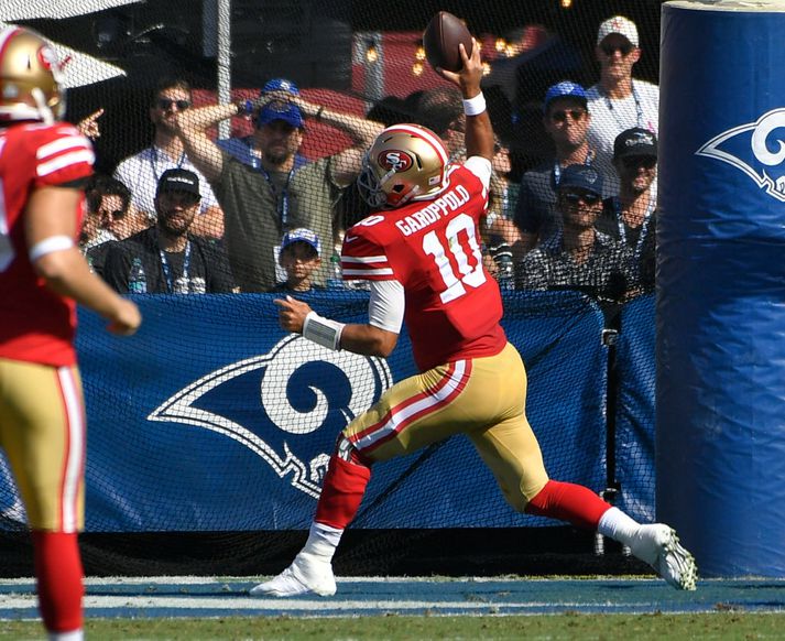 Jimmy Garoppolo, leikstjórnandi 49ers, skorar í nótt.