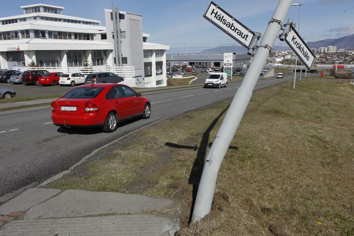 Slysið varð á gatnamótum Hálsabrautar og Krókháls.