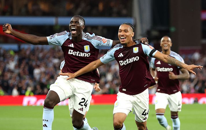 Boubacar Kamara skoraði seinna mark Aston Villa og fagnaði því vel.