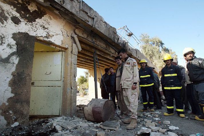 Ófremdarástand. Íraskur hermaður og slökkviliðsmenn skoða skemmdirnar sem sjálfsmorðsárás olli á anddyri sjúkrahúss í Írak í síðustu viku. Þrjátíu manns létust í sprengingunni og 35 særðust.