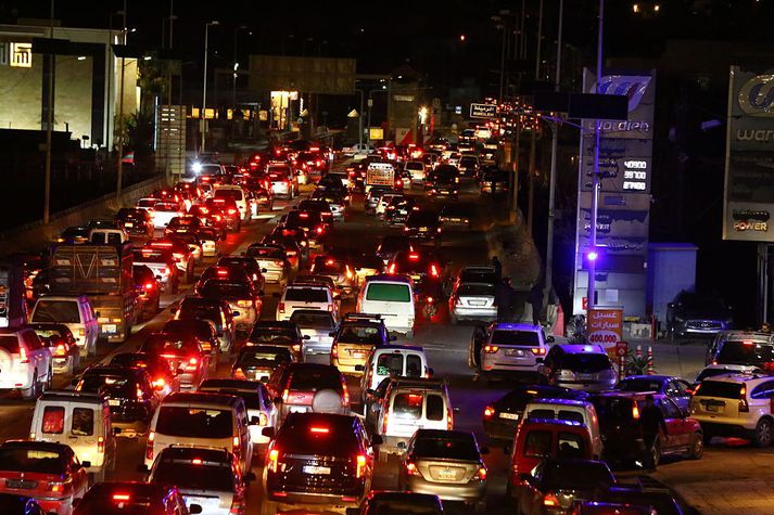 Þúsundir flúðu heimili sín í Líbanon í nótt, eftir að Ísraelar hótuðu árásum á um 50 þorp í suðurhluta landsins, til að svara fyrir árásir Hezbollah.