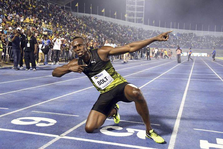 Usain Bolt fagnar eftir að hafa unnið hlaupið.