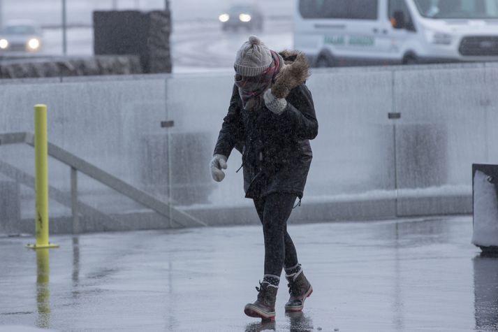 Veðrið á suðvestanverðu landinu á að skána eftir því sem líður á daginn.