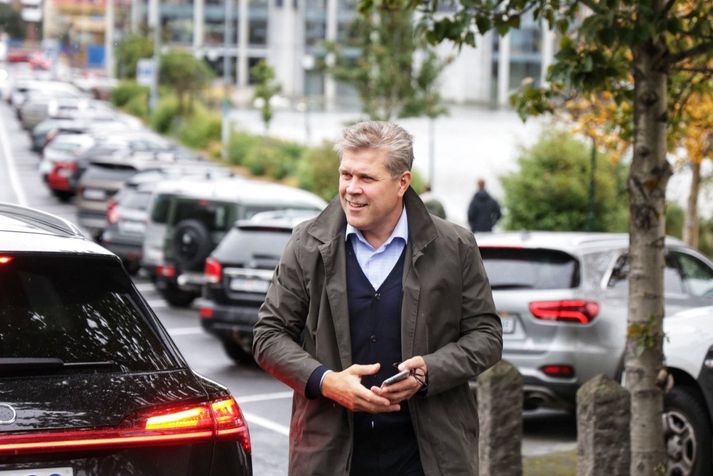 Bjarni Benediktsson, formaður Sjálfstæðisflokksins, mætir til fundar með formönnum ríkisstjórnarflokkanna í Ráðherrabústaðnum í dag.