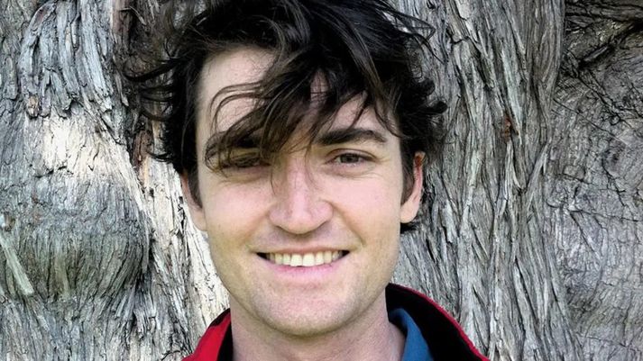 Ross Ulbricht hefur verið náðaður. Ákæruvaldið gegn honum fullyrti á sínum tíma að eiturlyf hefðu verið seld fyrir upphæð sem samsvarar þrjátíu milljörðum íslenskra króna á meðan vefurinn Silkileiðin var í loftinu.