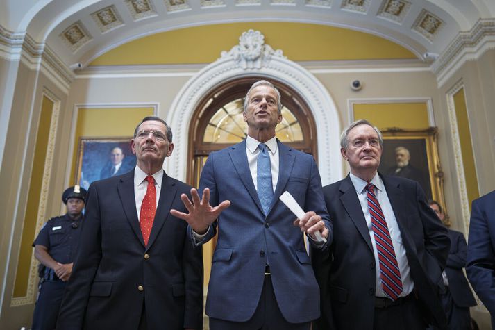 Þingflokksformaður repúblikana í öldungadeildinni John Thune fyrir miðju.